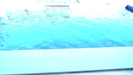 Такой кайф когда толстая телочка прыгает на фаллосе днем у бассейна