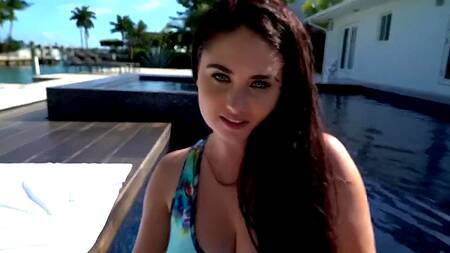 Такой кайф когда толстая телочка прыгает на фаллосе днем у бассейна