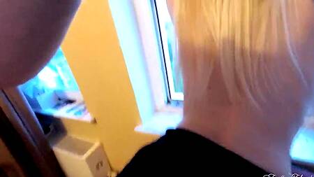 Чувак пялит стройную девку у окна с видом на вечерний город