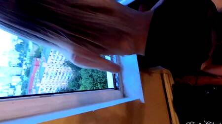 Чувак пялит стройную девку у окна с видом на вечерний город