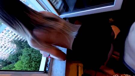 Чувак пялит стройную девку у окна с видом на вечерний город