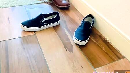 Голая блондинка на кровати, это отличный повод войти в нее сзади