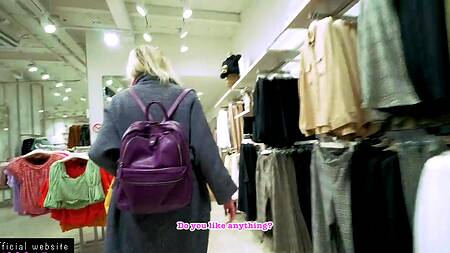 Гуляя по магазинам решили заняться анальным сексом в примерочной