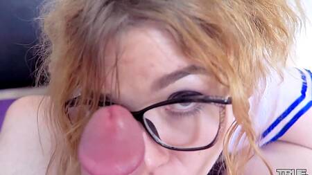 Няшная блонда полирует губками огромный жилистый ствол от первого лица