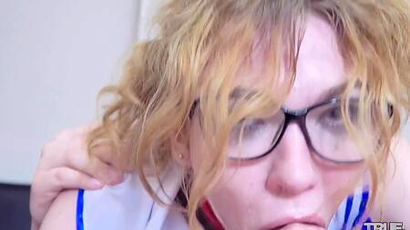 Няшная блонда полирует губками огромный жилистый ствол от первого лица