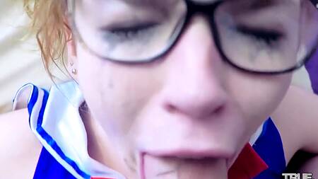 Няшная блонда полирует губками огромный жилистый ствол от первого лица