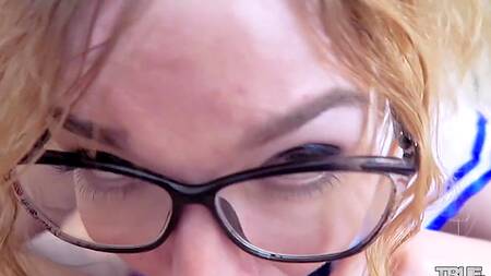 Няшная блонда полирует губками огромный жилистый ствол от первого лица