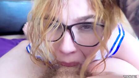 Няшная блонда полирует губками огромный жилистый ствол от первого лица