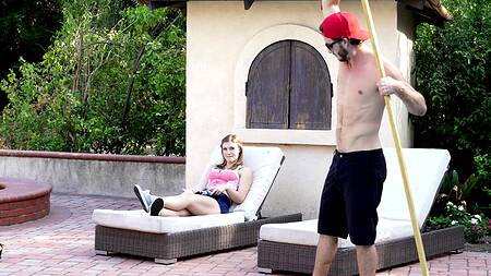 Длинноногая стройная нимфа красиво отдалась чистильщику бассейна