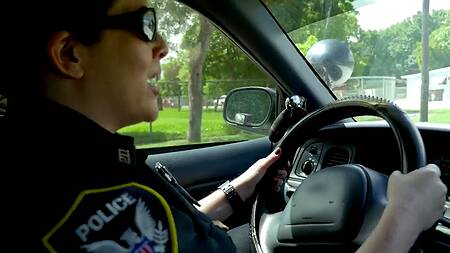 Девушки копы повалили на асфальт негра и воспользовались его мощным членом