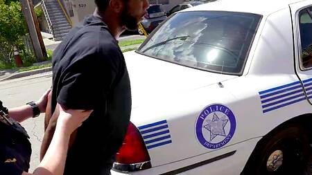 Девушки копы повалили на асфальт негра и воспользовались его мощным членом