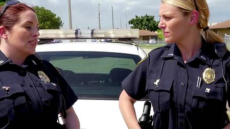 Девушки копы повалили на асфальт негра и воспользовались его мощным членом