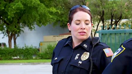 Девушки копы повалили на асфальт негра и воспользовались его мощным членом