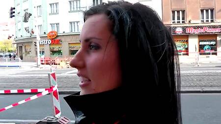 Турист запикапил брюнетку и отодрал на камеру в ближайшем парке