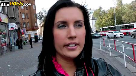 Турист запикапил брюнетку и отодрал на камеру в ближайшем парке