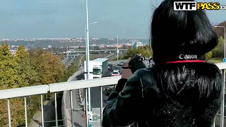 Турист запикапил брюнетку и отодрал на камеру в ближайшем парке