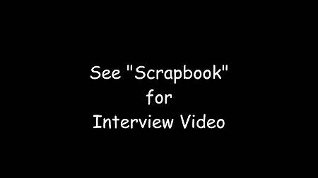 Работающая в секс кабинке сучка сосет члены из отверстий в стенках