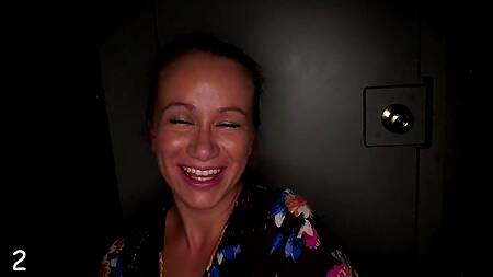 Работающая в секс кабинке сучка сосет члены из отверстий в стенках