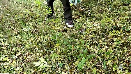 Познакомился с девушкой на остановке и неподалеку трахнул ее