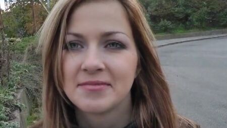 Познакомился с девушкой на остановке и неподалеку трахнул ее