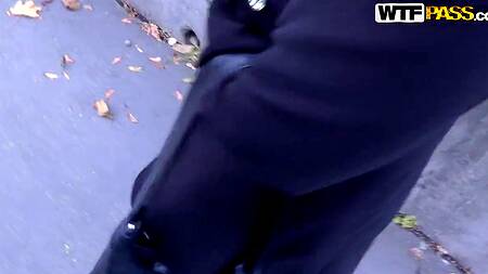 Познакомился с девушкой на остановке и неподалеку трахнул ее