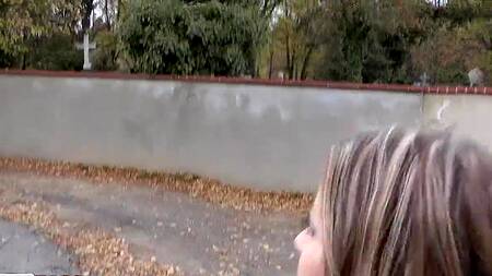 Познакомился с девушкой на остановке и неподалеку трахнул ее