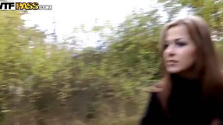 Познакомился с девушкой на остановке и неподалеку трахнул ее