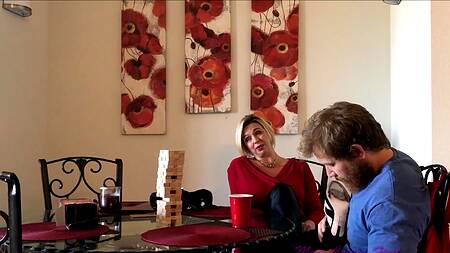 Зрелой блонде нравится скакать сверху на члене бородатого кобеля