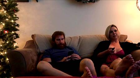 Зрелой блонде нравится скакать сверху на члене бородатого кобеля