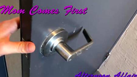 Бородатый качок наклонил женщину раком и страстно отодрал на кухне