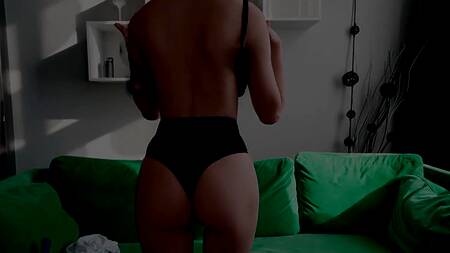 Молодая нимфа включила вебку и занялась улетным сексом с хуястым парнем