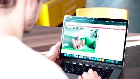 Молодая нимфа включила вебку и занялась улетным сексом с хуястым парнем