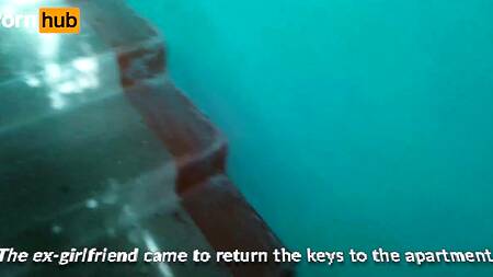 Поставил свою девушку в позу и страстно отодрал шлюшку сзади