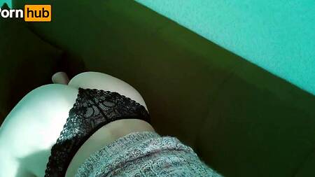 Поставил свою девушку в позу и страстно отодрал шлюшку сзади