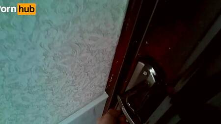 Поставил свою девушку в позу и страстно отодрал шлюшку сзади