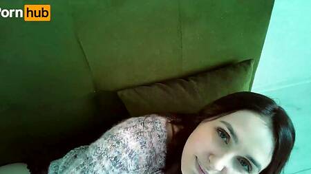 Поставил свою девушку в позу и страстно отодрал шлюшку сзади