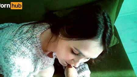 Поставил свою девушку в позу и страстно отодрал шлюшку сзади