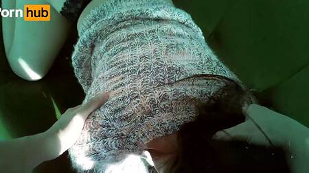 Поставил свою девушку в позу и страстно отодрал шлюшку сзади