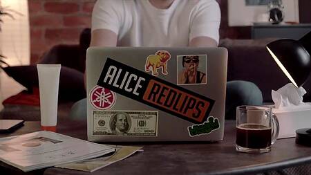 Роскошная Alice Redlips сладко стонет извиваясь на болте страстного пихаря