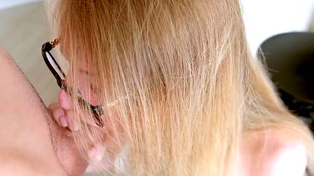 Бойфренд разрывает очко рыжеволосой девушке с круглой попой