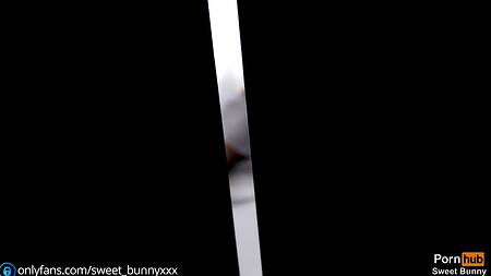 Чувак шпилит разговаривающую по телефону стройную подружку