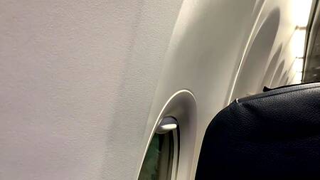 Чувак балуется с секс игрушкой которая находится в промежности любимой