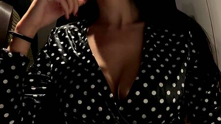 Чувак балуется с секс игрушкой которая находится в промежности любимой