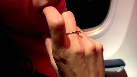 Чувак балуется с секс игрушкой которая находится в промежности любимой