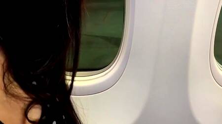 Чувак балуется с секс игрушкой которая находится в промежности любимой