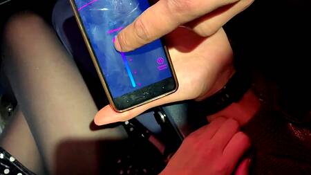 Чувак балуется с секс игрушкой которая находится в промежности любимой