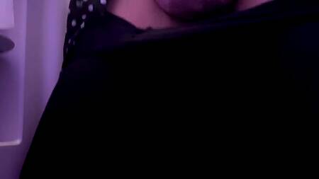 Чувак балуется с секс игрушкой которая находится в промежности любимой