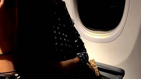 Чувак балуется с секс игрушкой которая находится в промежности любимой