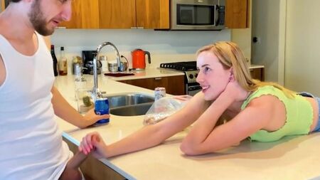 Молодая нимфа возбудилась от мастурбации хуястого кобеля