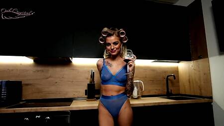 Голодная секса мачеха захотела пошалить на члене у молодого сынишки